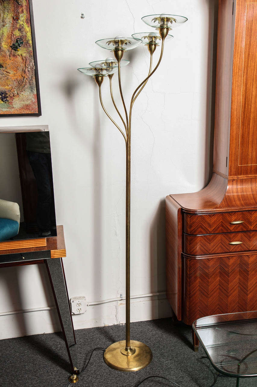 Elegant Fontana Arte floor lamp, made in Milan, designed in 1940 by Pietro Chiesa.
Five brass stems terminating into a glass flower's. The metal is beautifully worked so as not to see how the flower and stem are joined.
Very very great quality.
  
