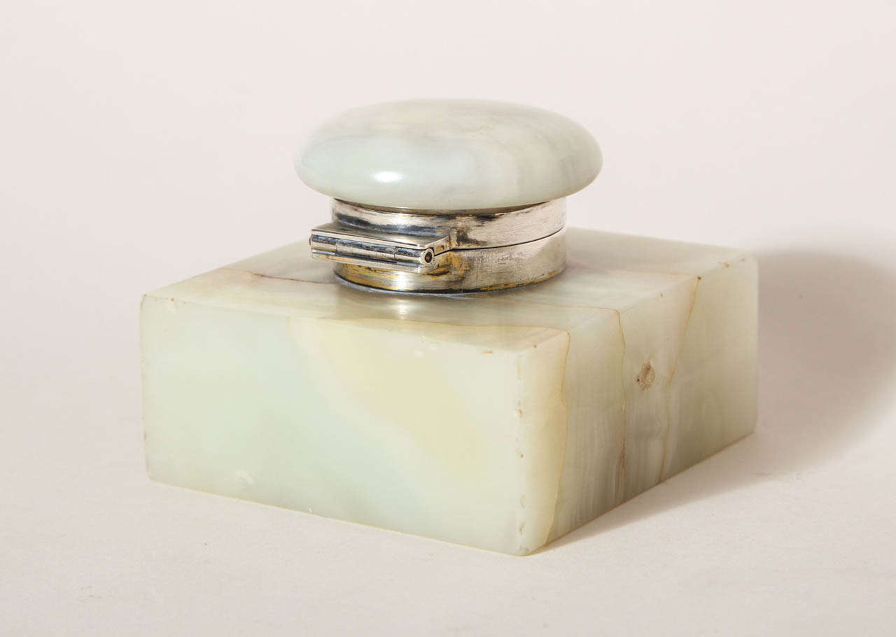 With white onyx base and lid top on hinged silver inkwell.
Hallmarks:  for 925 silver/ London/ 1918 CB & Sons

(Price shown is reduced price, no further trade discount) 