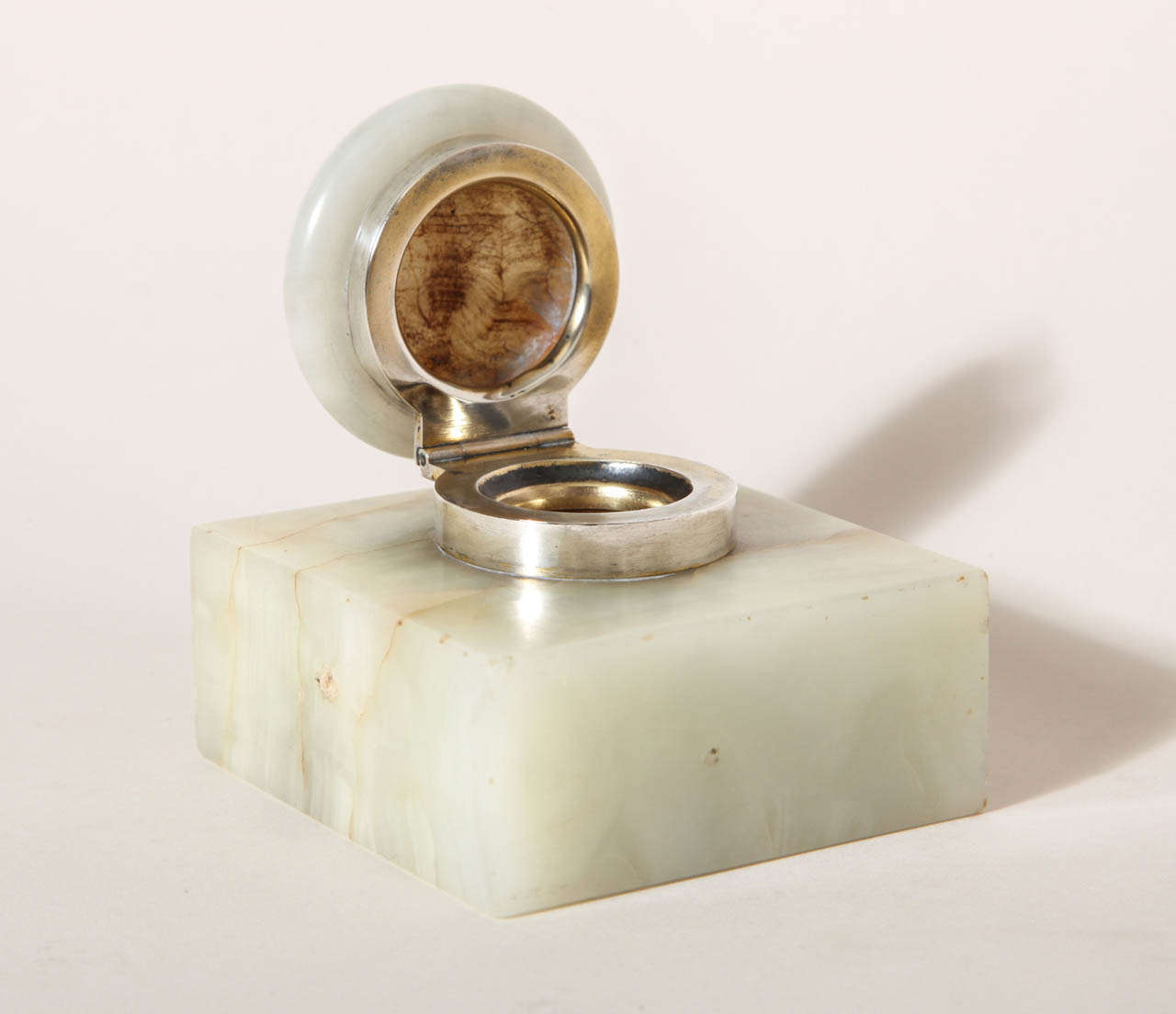 Charles Boyton & Sons English Art Deco Onyx & Silver Inkwell In Excellent Condition In New York, NY