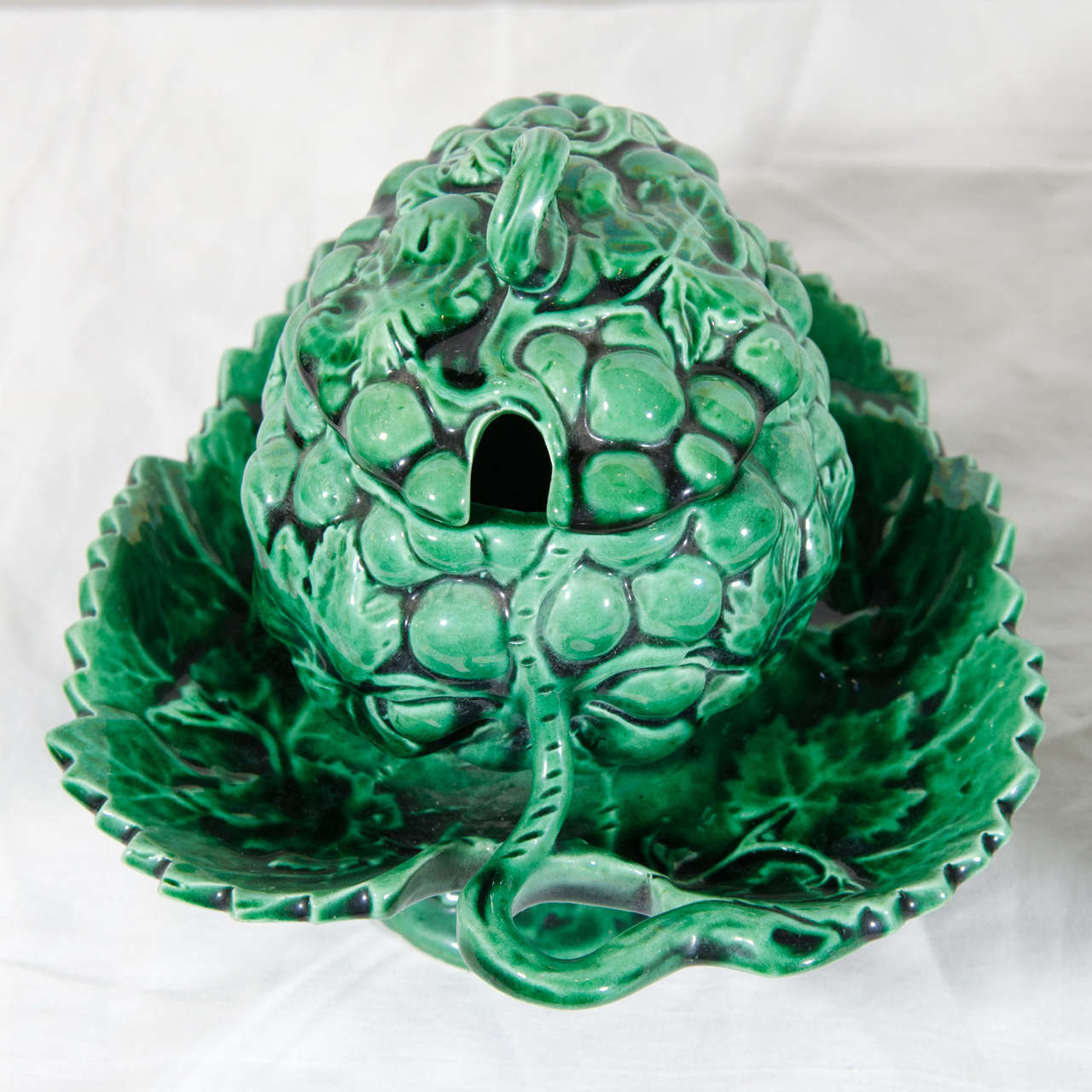 Pair of Green Glazed Creamware Sauce Tureens In Excellent Condition In Katonah, NY