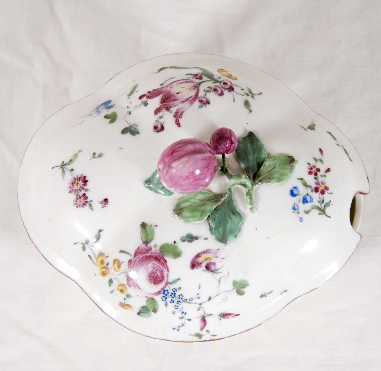 Rare 18th Century Mennecy Porcelain Sauce Tureen with Cover In Excellent Condition In Katonah, NY