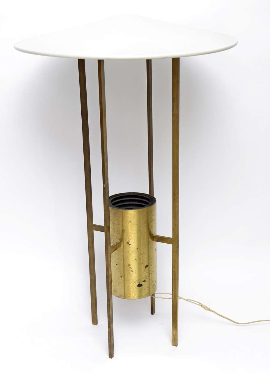 A classic floor lamp originally designed for the glass house by
Phillip Johnson.
