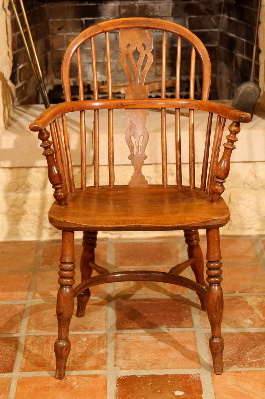English Low Back Windsor Arm Chair

This is a sweet medium sized English Windsor made of Yew wood.  

It features the Georgian splat up the back with the 