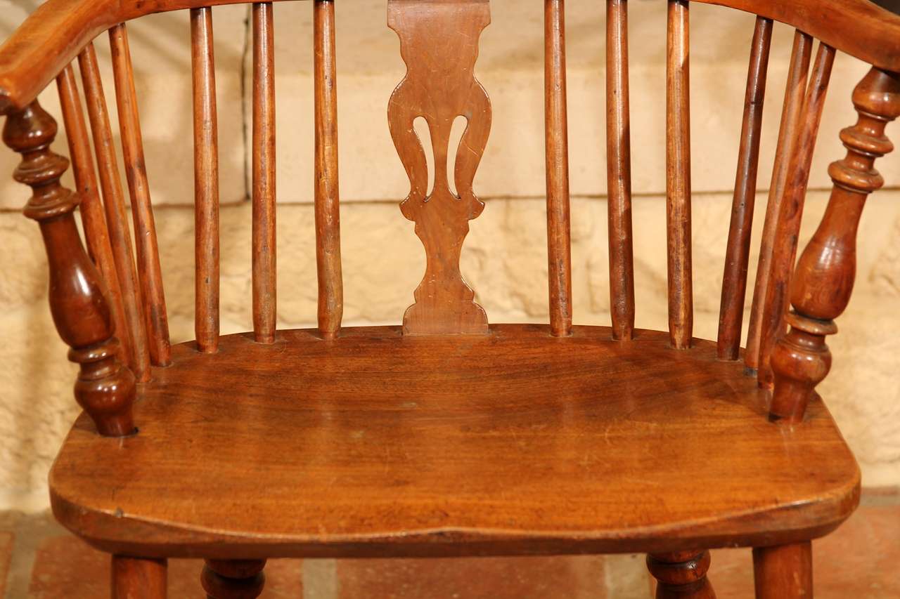English Low Back Windsor Arm Chair In Excellent Condition For Sale In Kirkland, WA