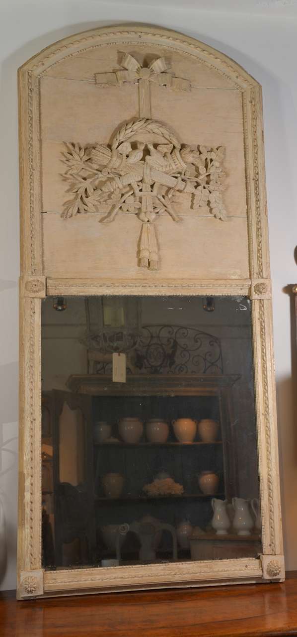 trumeau aus dem 18. Jahrhundert mit geschnitztem Detail eines traditionellen Taubenpaares aus der Provence. Wegen der Symbolik der Tauben und der geschnitzten Herzen wahrscheinlich ein Geschenk zur Hochzeit.