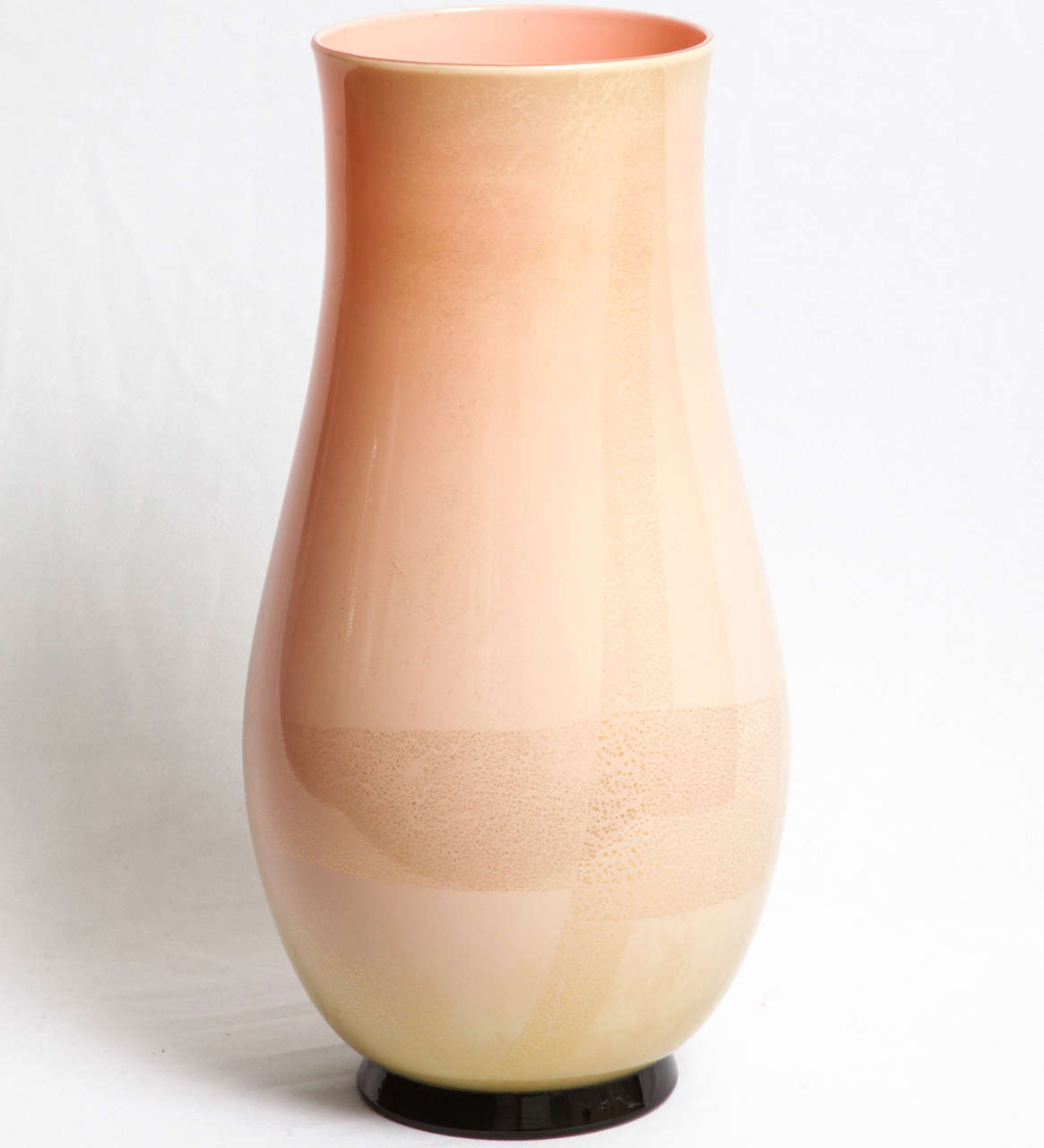 A tall 'Laguna' vase designed by the Italian architect Tomaso Buzzi (1900-1981) and executed by Venini, glassworks in Murano (I).
Model created circa 1933 and exhibited in the 5th Milan Triennal (IT).
'Peach/pink colour glass with gold foil and