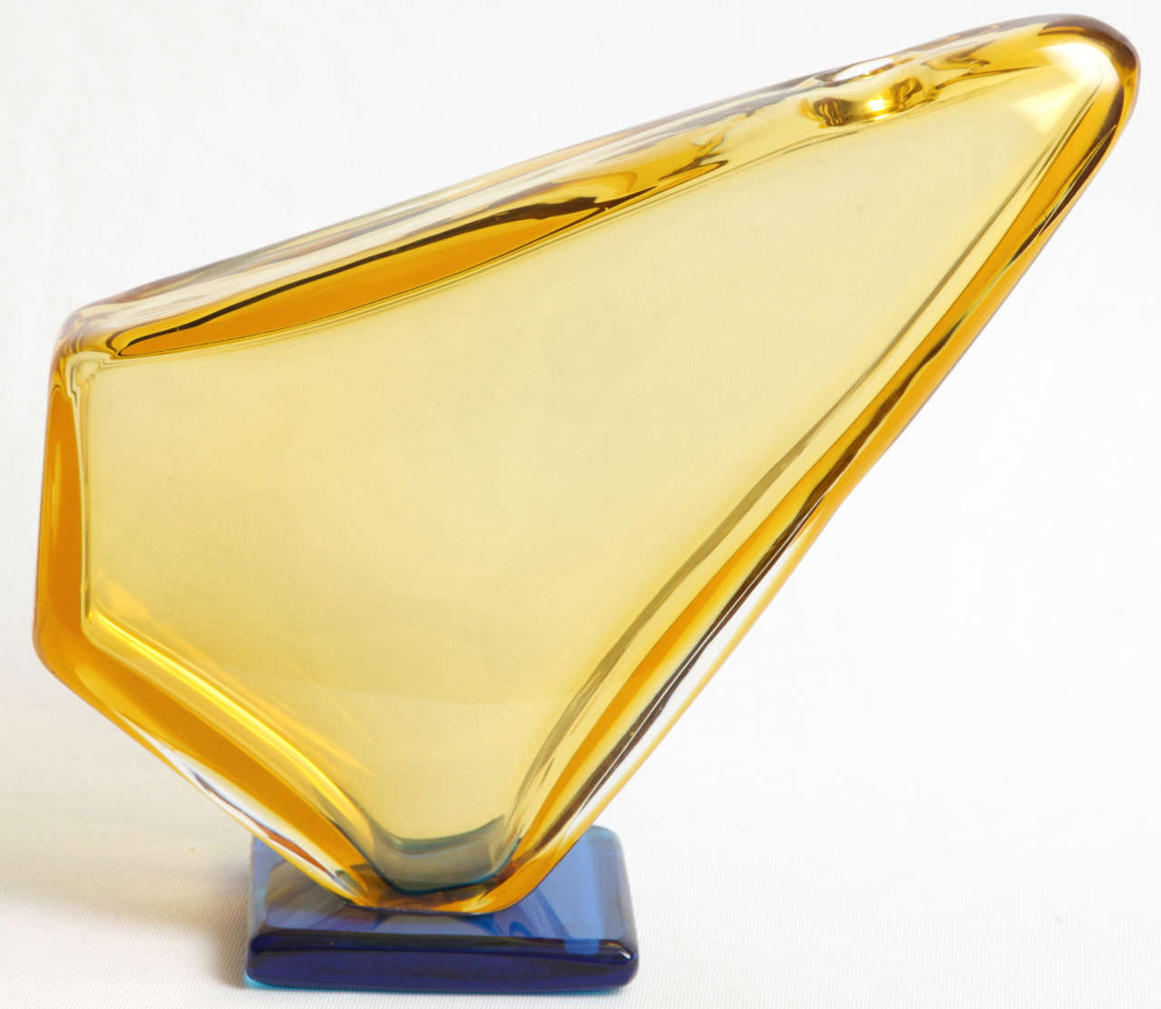 A vase/sculpture in amber and blue glass by the Italian sculptor Napoleone Martinuzzi (1892-1977) and executed by the Venitian master glass-blower Alfredo Barbini (1912-2007) for his own glassworks in Murano (IT).
Engraved signature 'Barbini,