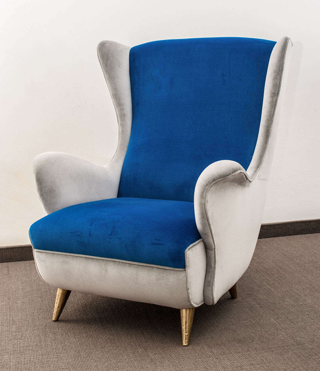 Pair of armchairs, blue and grey velvet upholstery.
Brass sabots.
Italian manufactured, 1950's.