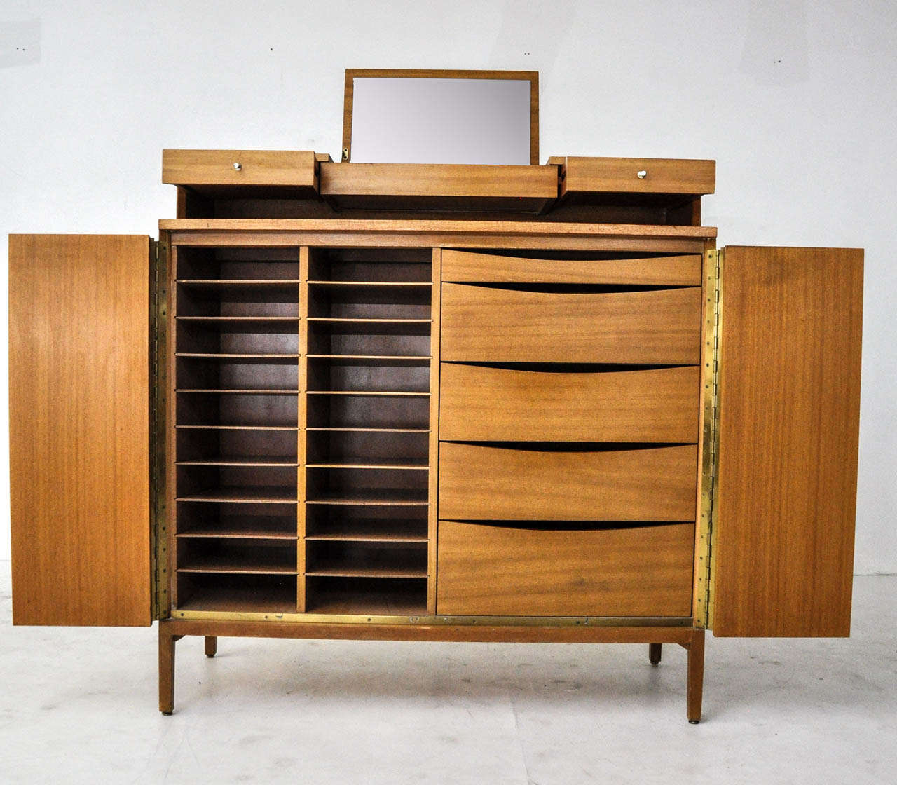 Paul Mccobb Gentleman's Chest In Excellent Condition In Chicago, IL
