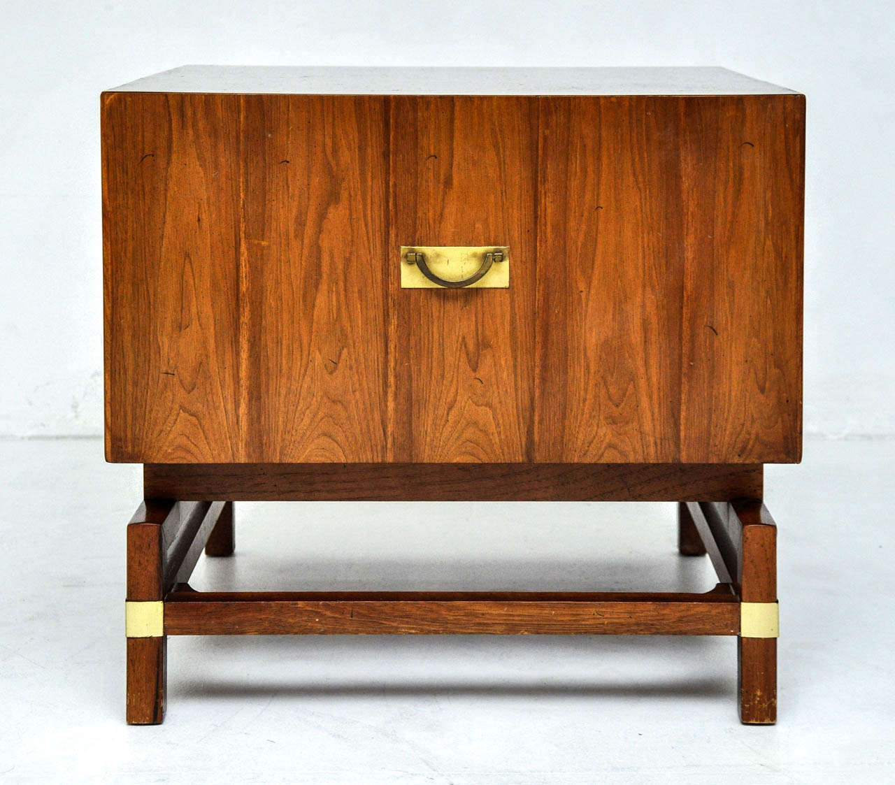Mid-Century Lamp Table/Chest In Excellent Condition In Chicago, IL