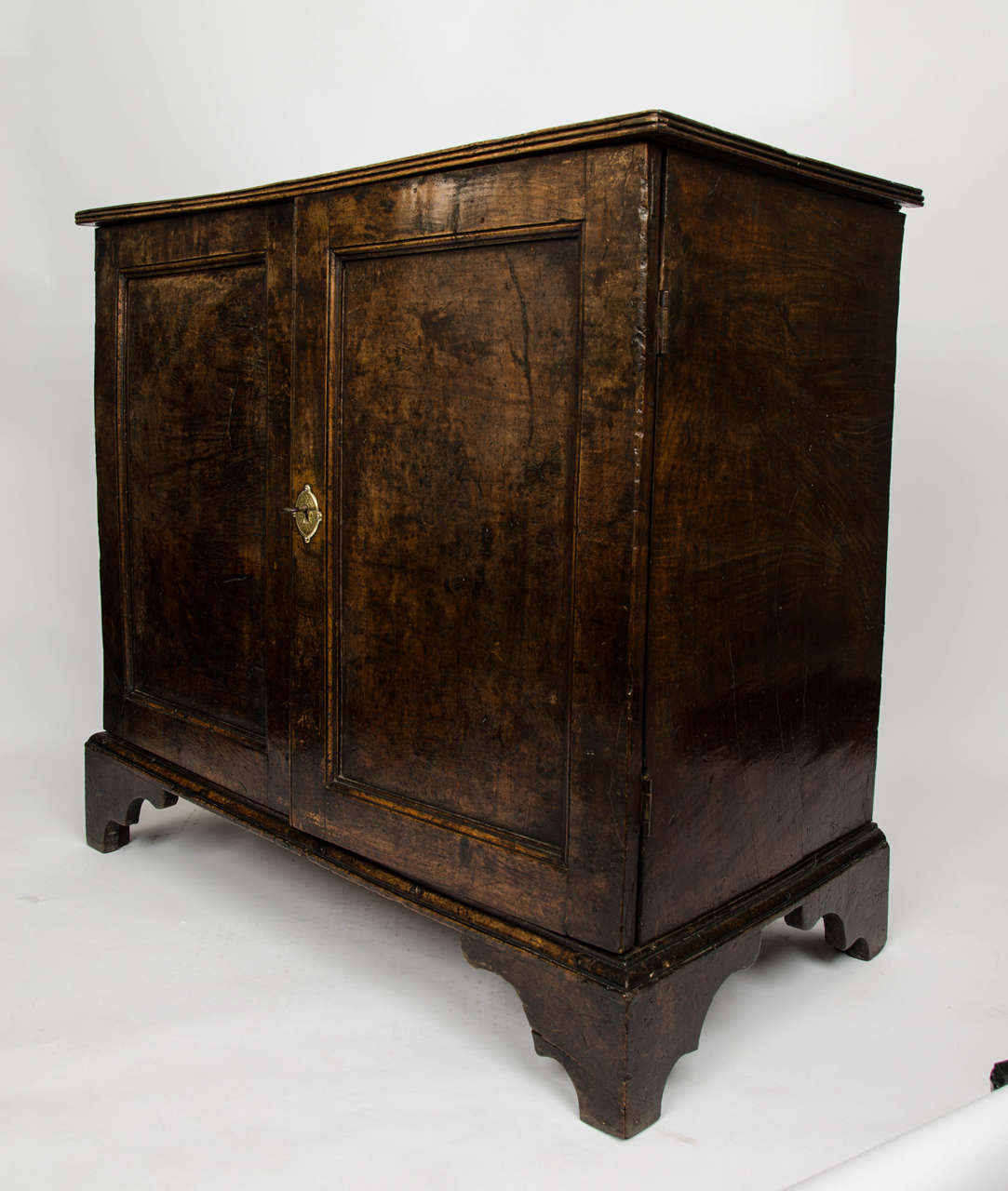 A George III burr elm linen press with beautifuly coloured and figured top over two central doors that open to reveral four linen slides on shaped bracket feet.
Note: Retaining the original lock and metal work, this side cabinet is of exceptional