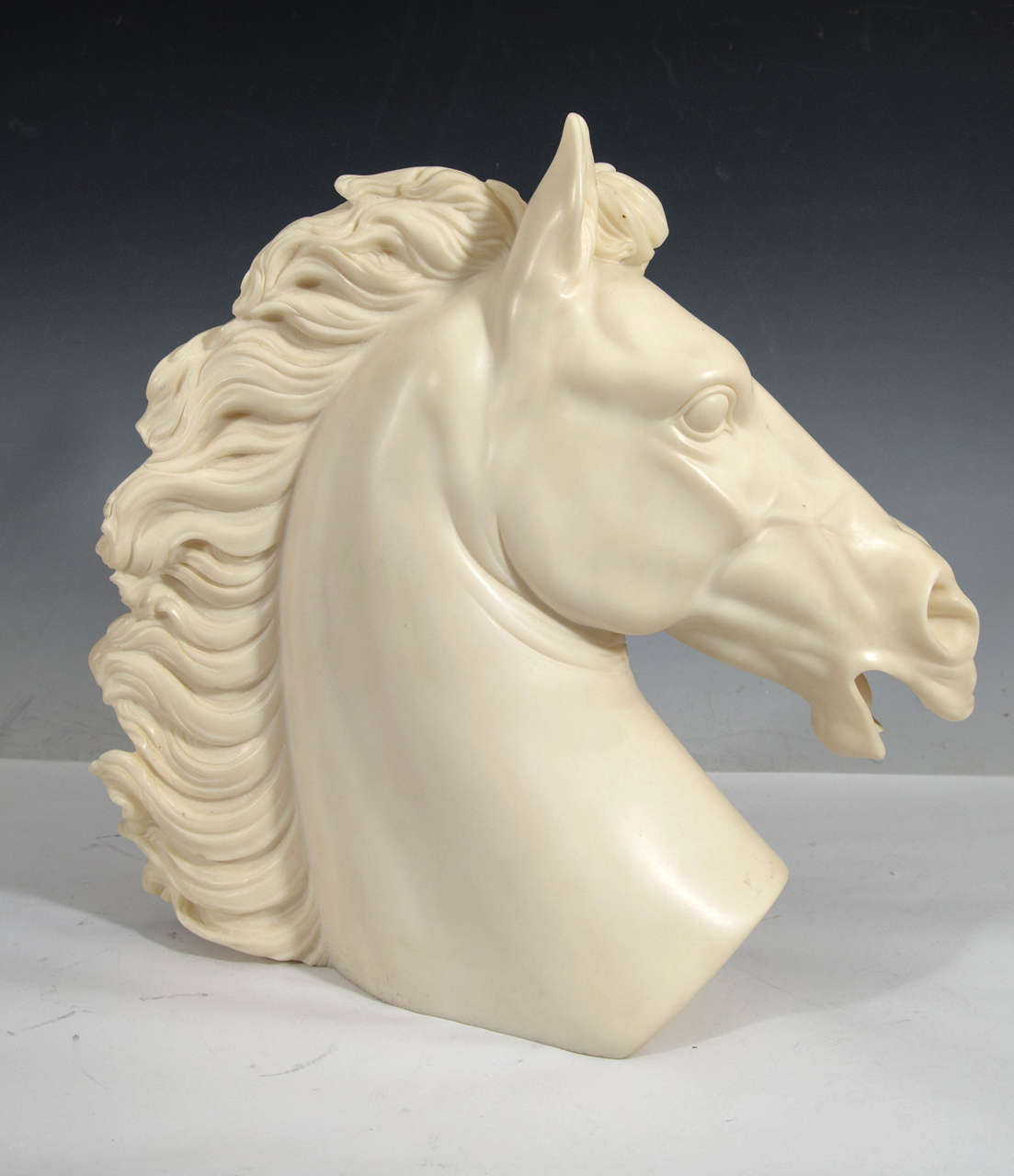 Eine griechische Pferdekopfskulptur aus Harz aus den 1970er Jahren von Bucephalus:: dem Pferd von Alexander dem Großen. Auf dem Sockel gestempelt 