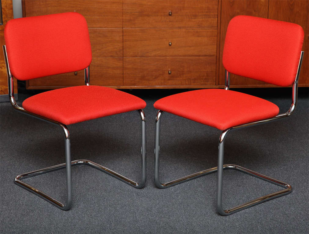 Marcel Breuer's exceptional 1929 design, these EIGHT cantilever chrome steel chairs edited by Knoll are in perfect order and a true modern delight around the dining table.  Spanning all the modernism periods, the design is exciting and a stalwart