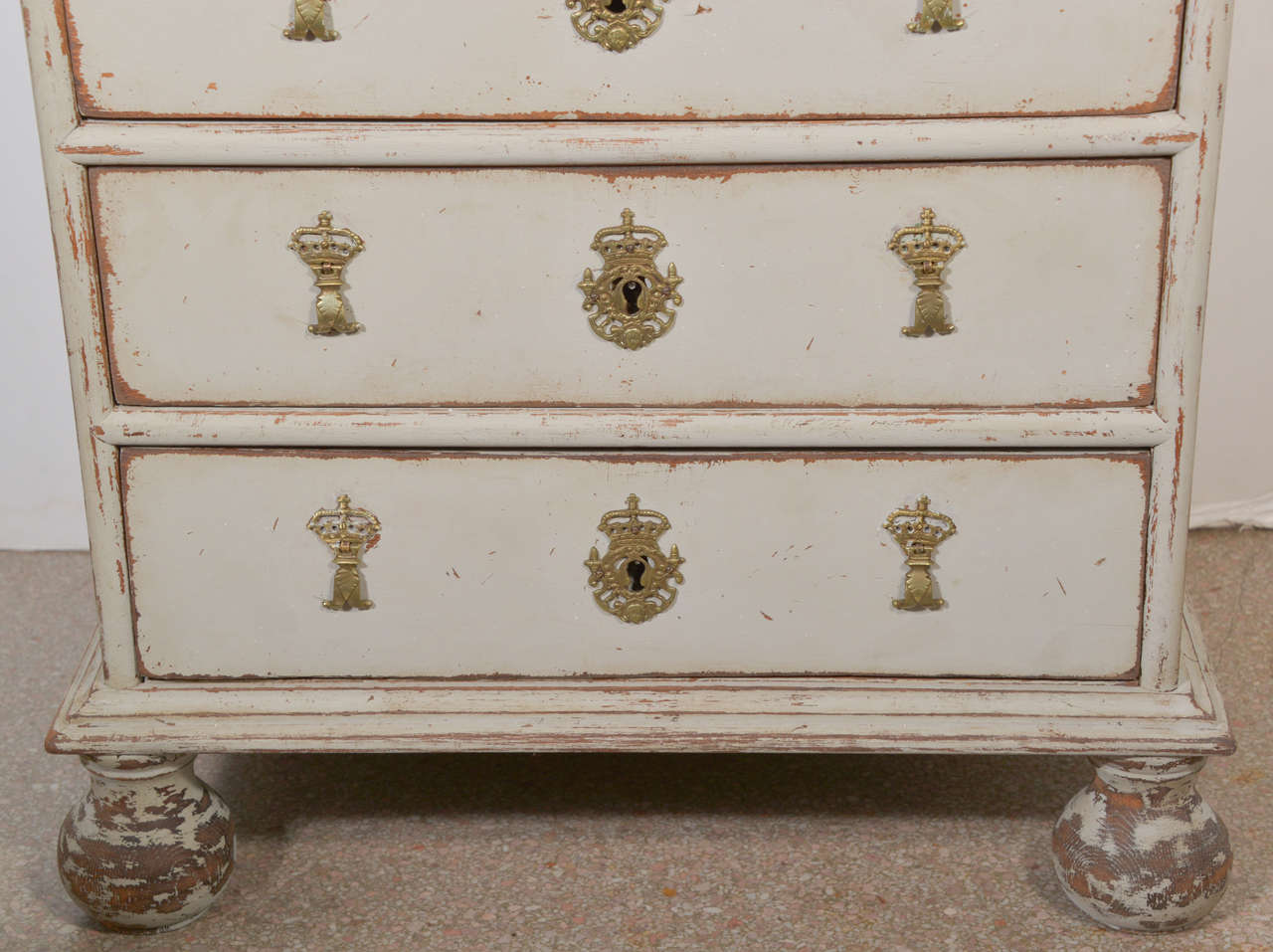 Swedish Painted Gustavian Commode In Good Condition In Houston, TX