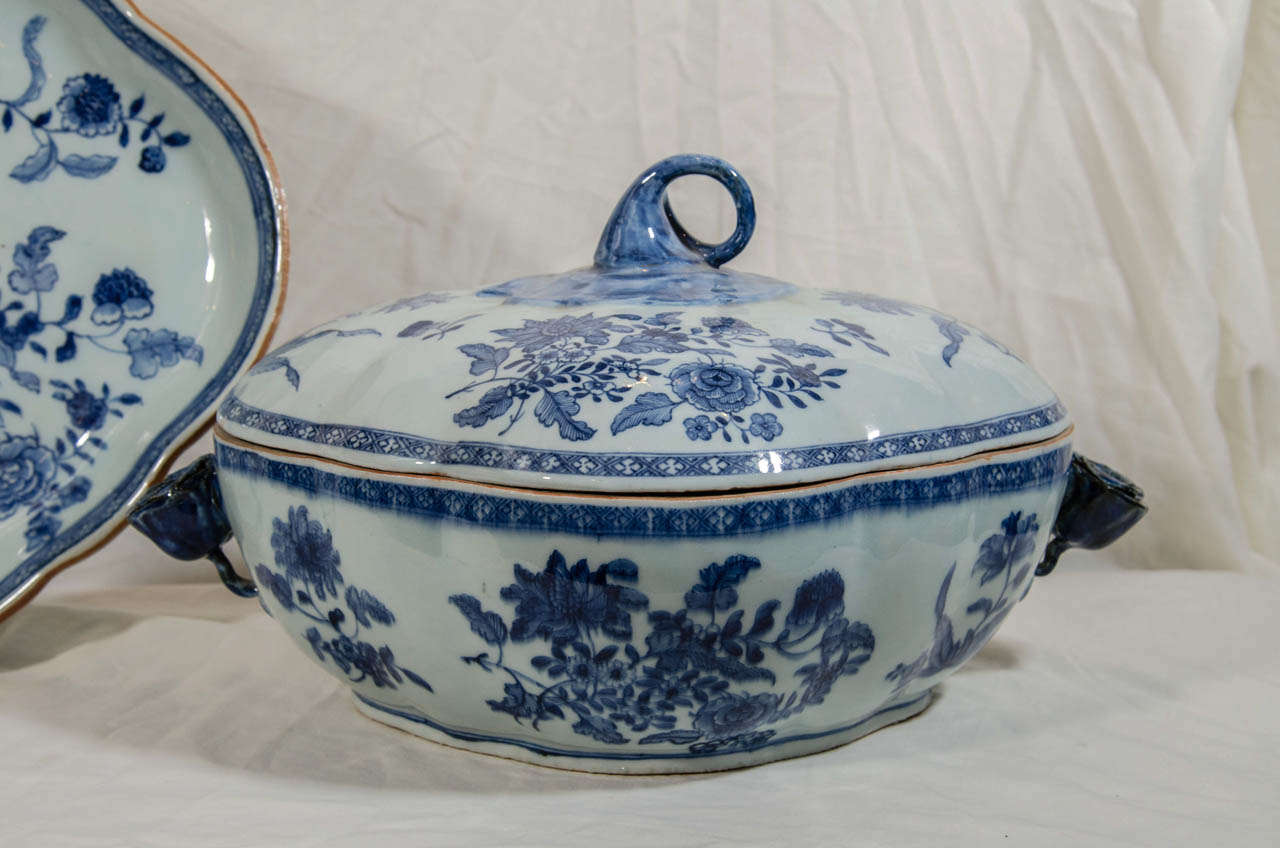 Chinese Porcelain Blue and White Soup Tureen In Excellent Condition In Katonah, NY