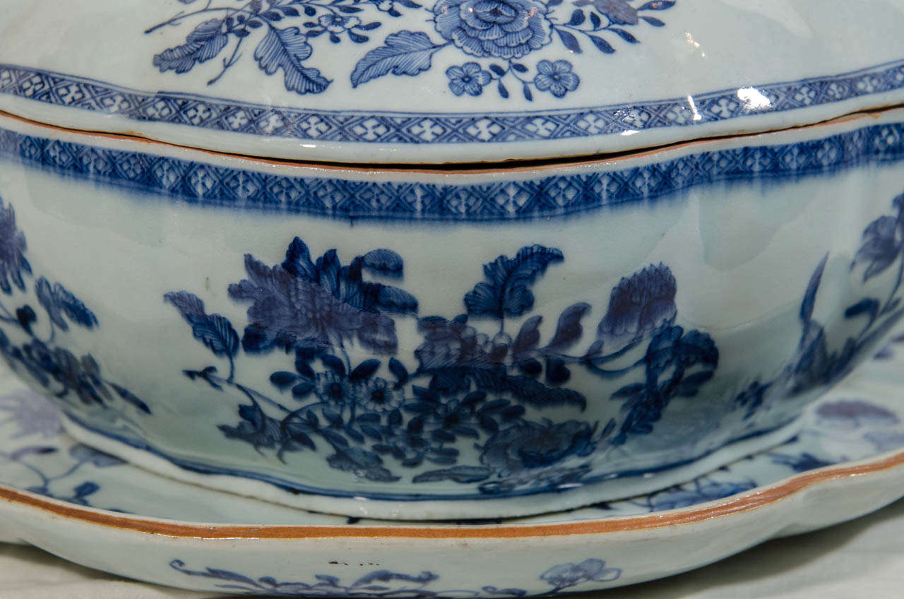 Chinese Porcelain Blue and White Soup Tureen 4
