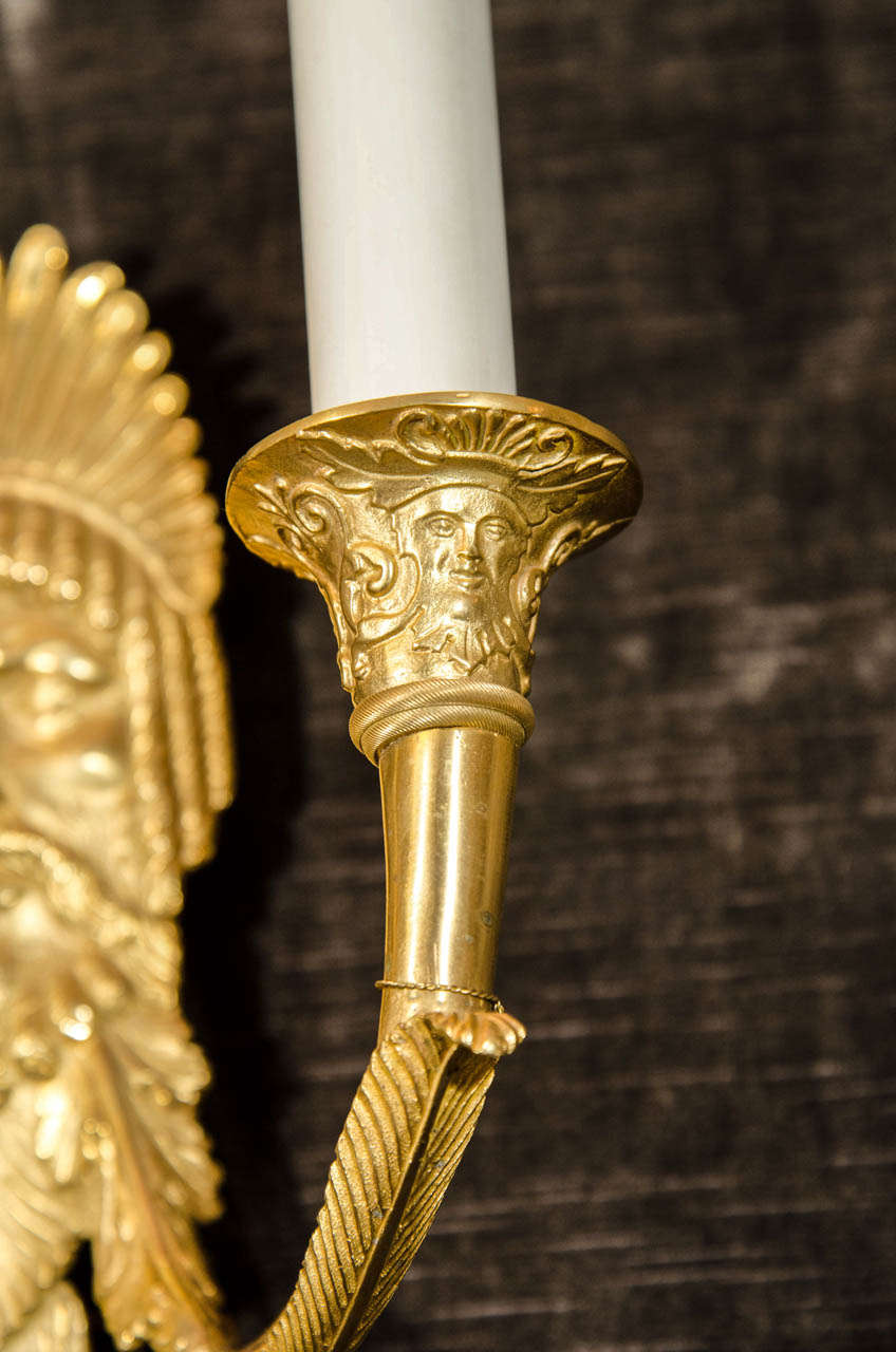 Set di otto lampade da parete neoclassiche figurate in bronzo dorato in stile impero francese In condizioni buone in vendita a New York, NY
