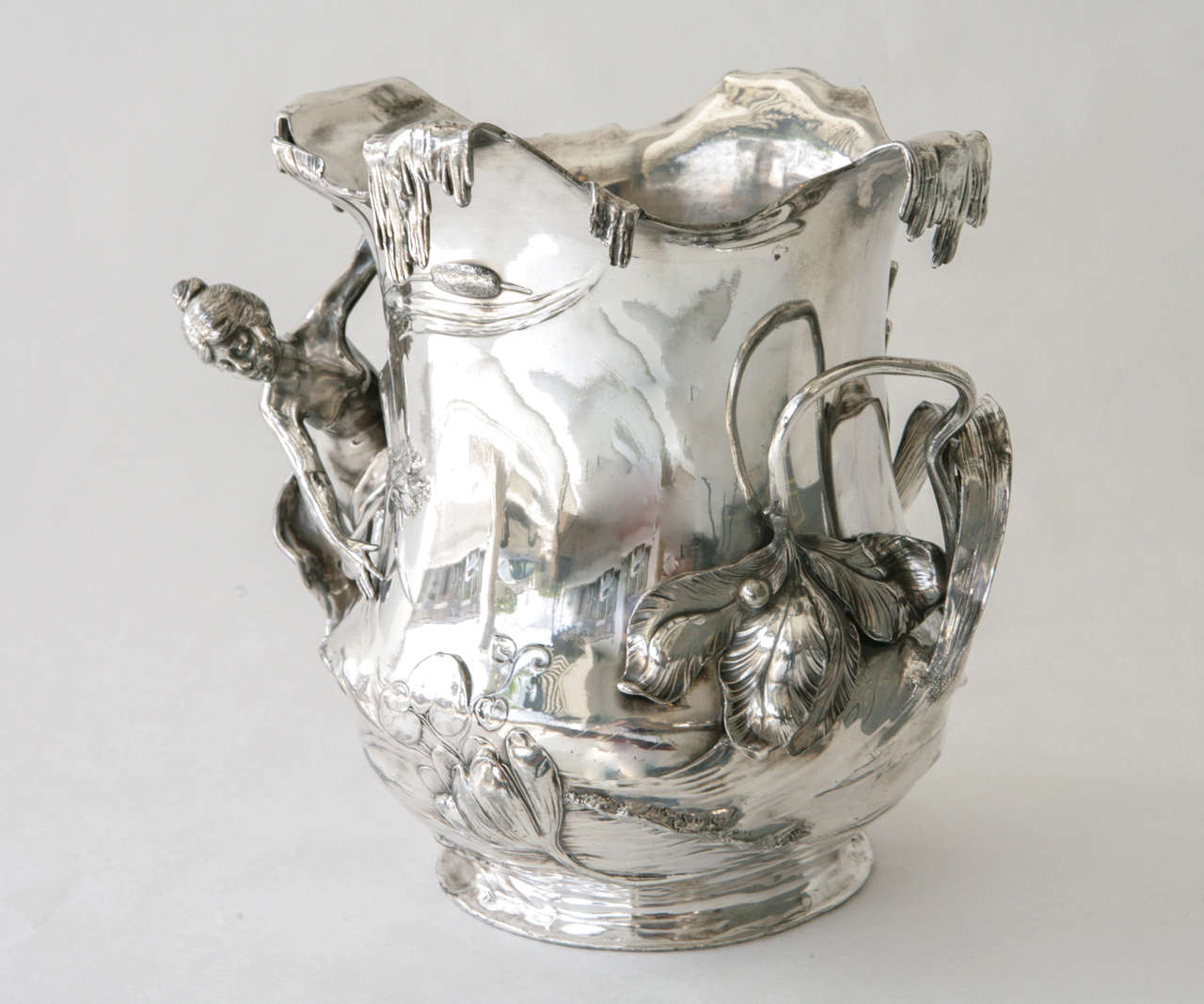 A beautiful Art Nouveau silver plate wine or champagne bucket by Viennese metalwork production company AK & Cie (Albert Köhler u. Cie) that later became part of WMF. The piece is detailed with a nymph peering around one side, waves of water, a
