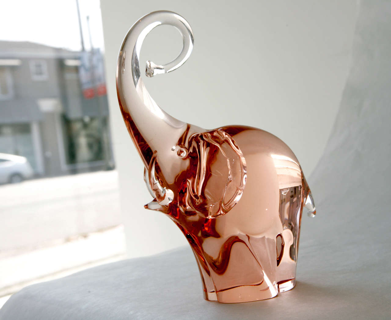 A lovely pink murano glass elephant with raised trunk by Livio Seguso. 