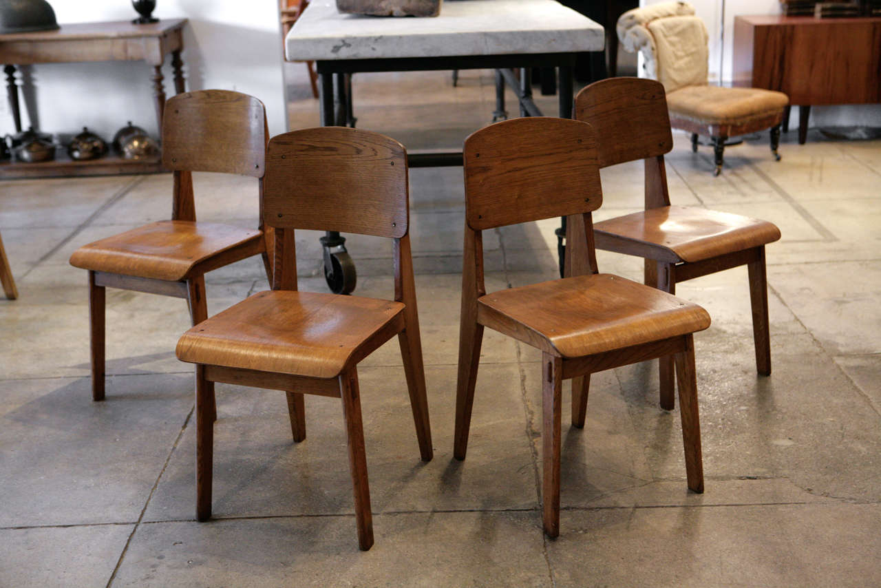 un ensemble de quatre chaises 'tout bois' en chêne et en contreplaqué plaqué chêne.
fabriqué par les ateliers jean prouve , france.
*vendu uniquement en set.