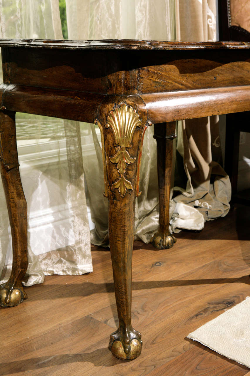 18th Century Irish Walnut Occasional Table with Ball and Claw Feet In Good Condition For Sale In Los Angeles, CA