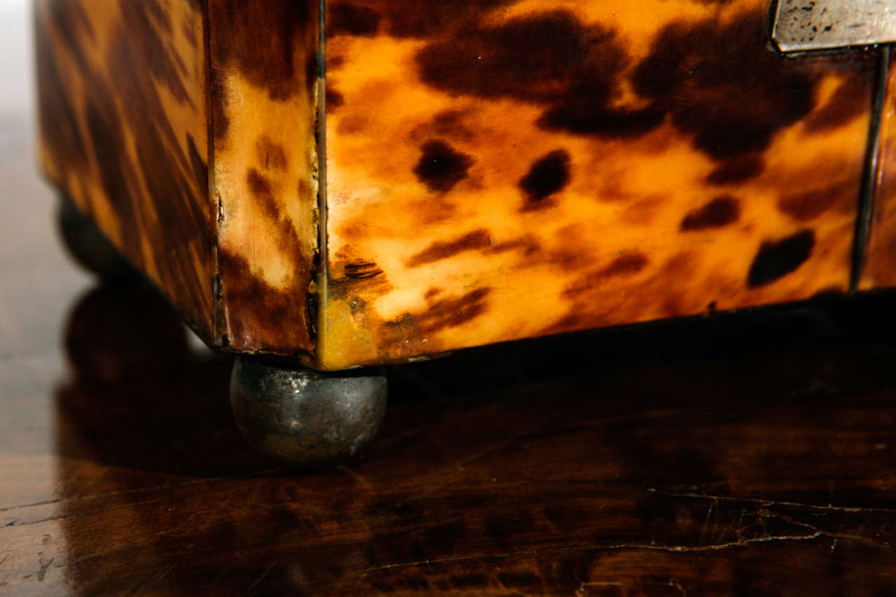 19th c. English Regency Tortoise Shell Box with Sterling Inlay In Good Condition In Los Angeles, CA