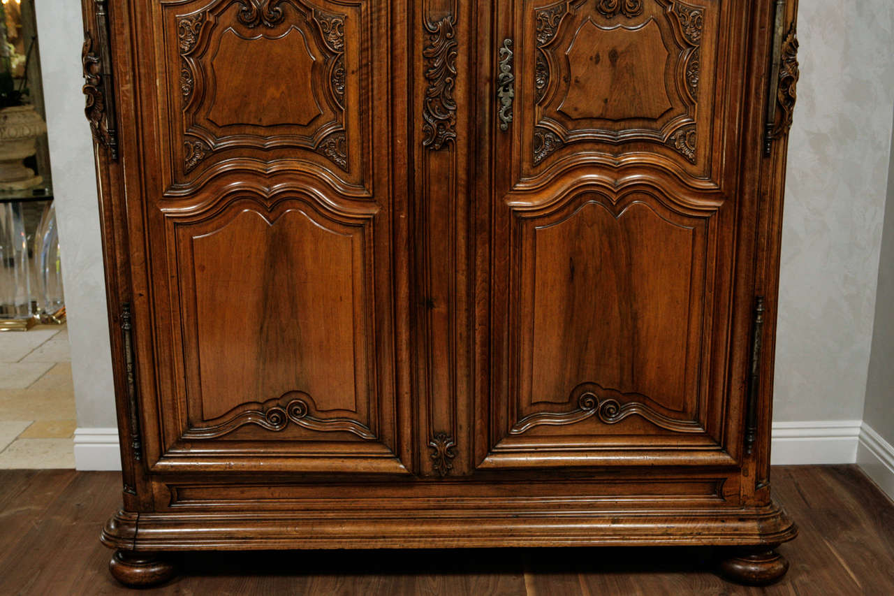 Francese Armoire in noce intagliato francese del periodo Regence del XVIII secolo in vendita