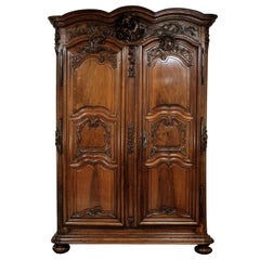 Armoire en noyer sculpté d'époque Régence française du 18ème siècle