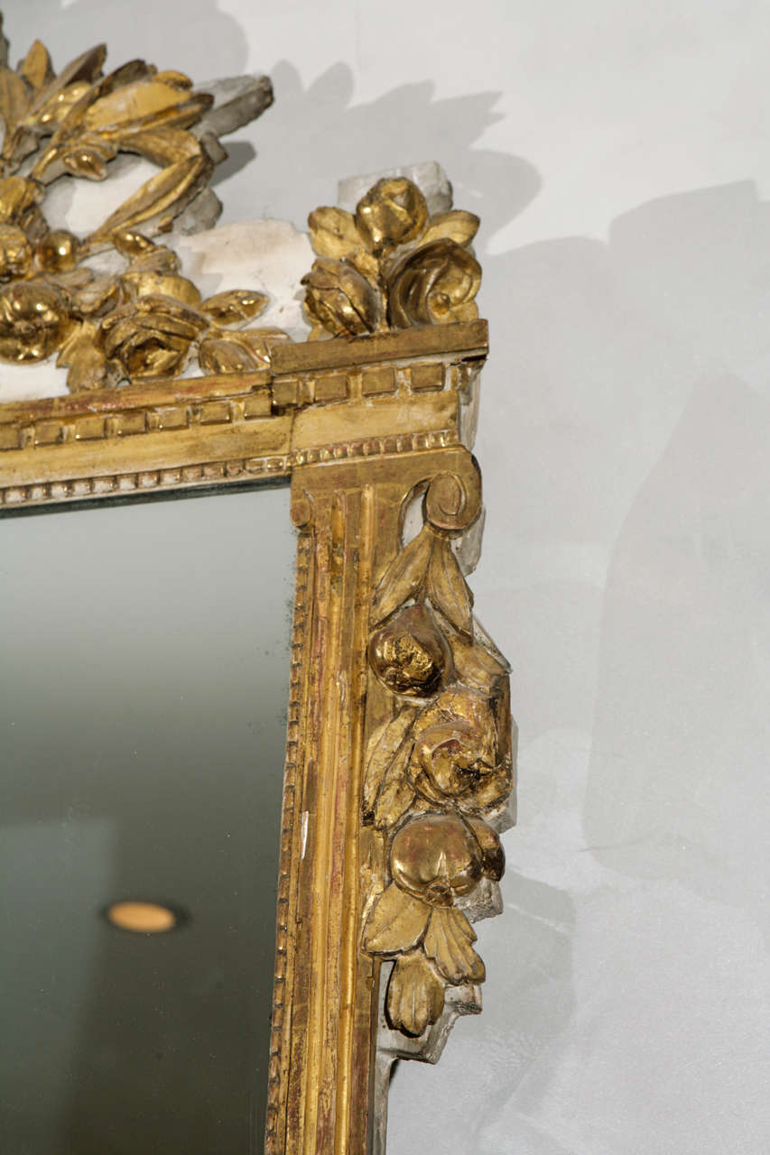 18th Century French Giltwood Mirror with Portrait of a Lady In Good Condition For Sale In Los Angeles, CA