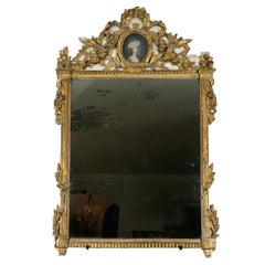 Miroir en bois doré du XVIIIe siècle avec portrait d'une dame