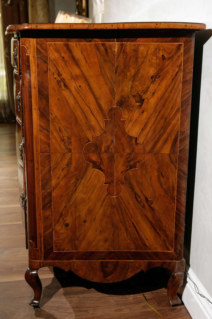 Commode maltaise du 18ème siècle à quatre tiroirs à façade serpentine en vente 2