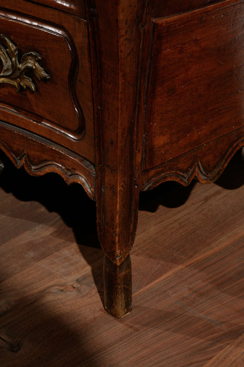 18th Century French Walnut Three-Drawer Serpentine Commode In Good Condition For Sale In Los Angeles, CA