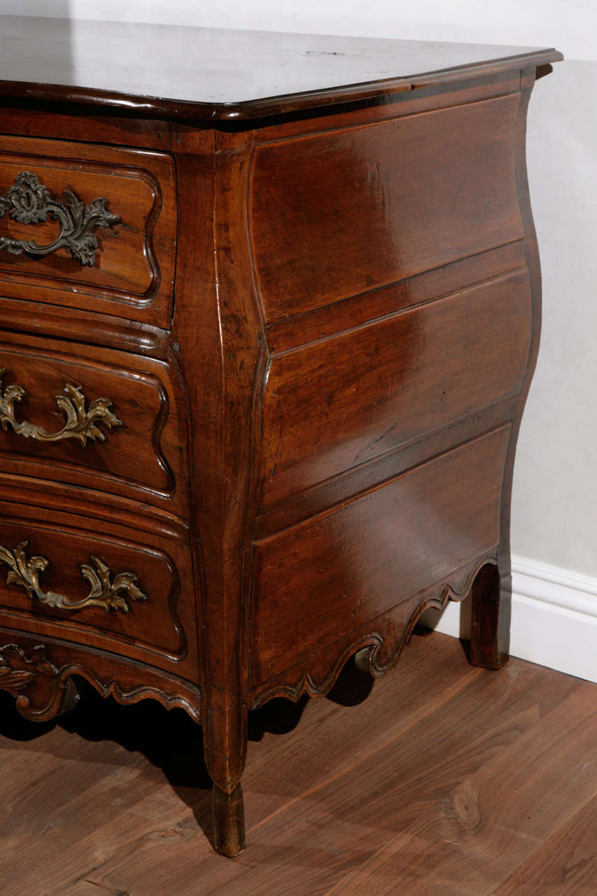 18th Century and Earlier 18th Century French Walnut Three-Drawer Serpentine Commode For Sale