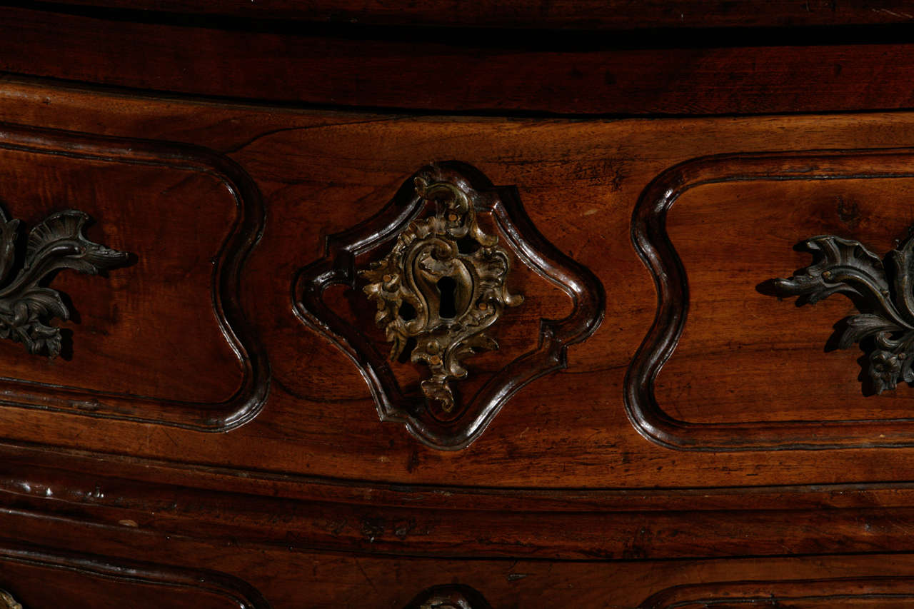 Französische Serpentinenkommode aus Nussbaumholz mit drei Schubladen aus dem 18. Jahrhundert (Walnuss) im Angebot