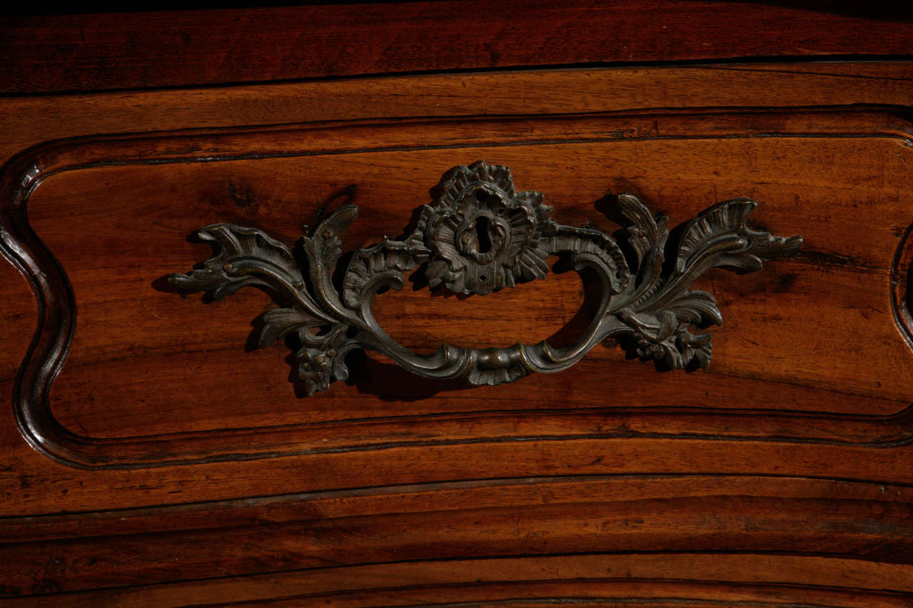Noyer Commode serpentine française du XVIIIe siècle en noyer à trois tiroirs en vente
