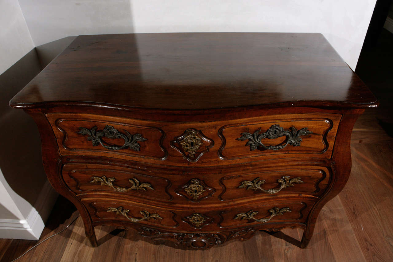 18th Century French Walnut Three-Drawer Serpentine Commode For Sale 4