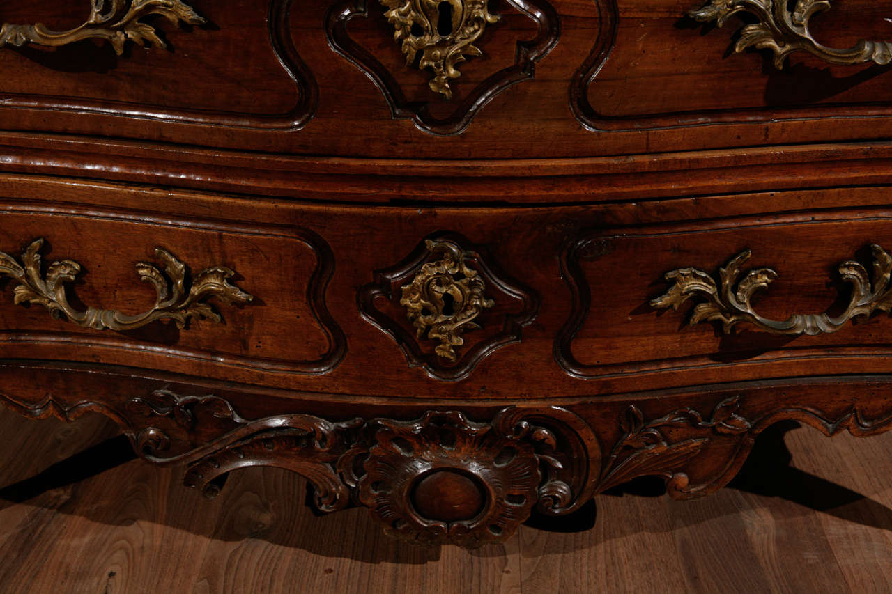 18th Century French Walnut Three-Drawer Serpentine Commode For Sale 5