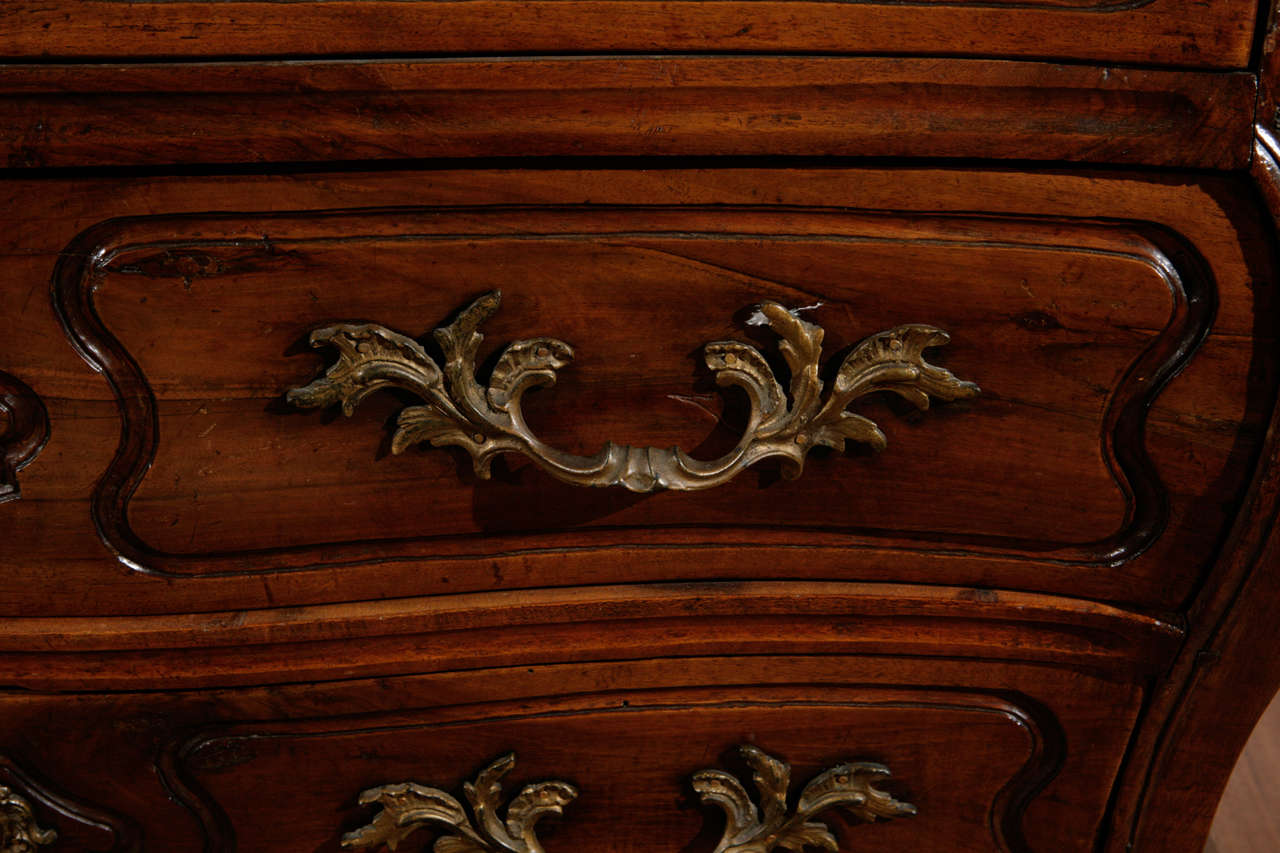 Französische Serpentinenkommode aus Nussbaumholz mit drei Schubladen aus dem 18. Jahrhundert im Angebot 5
