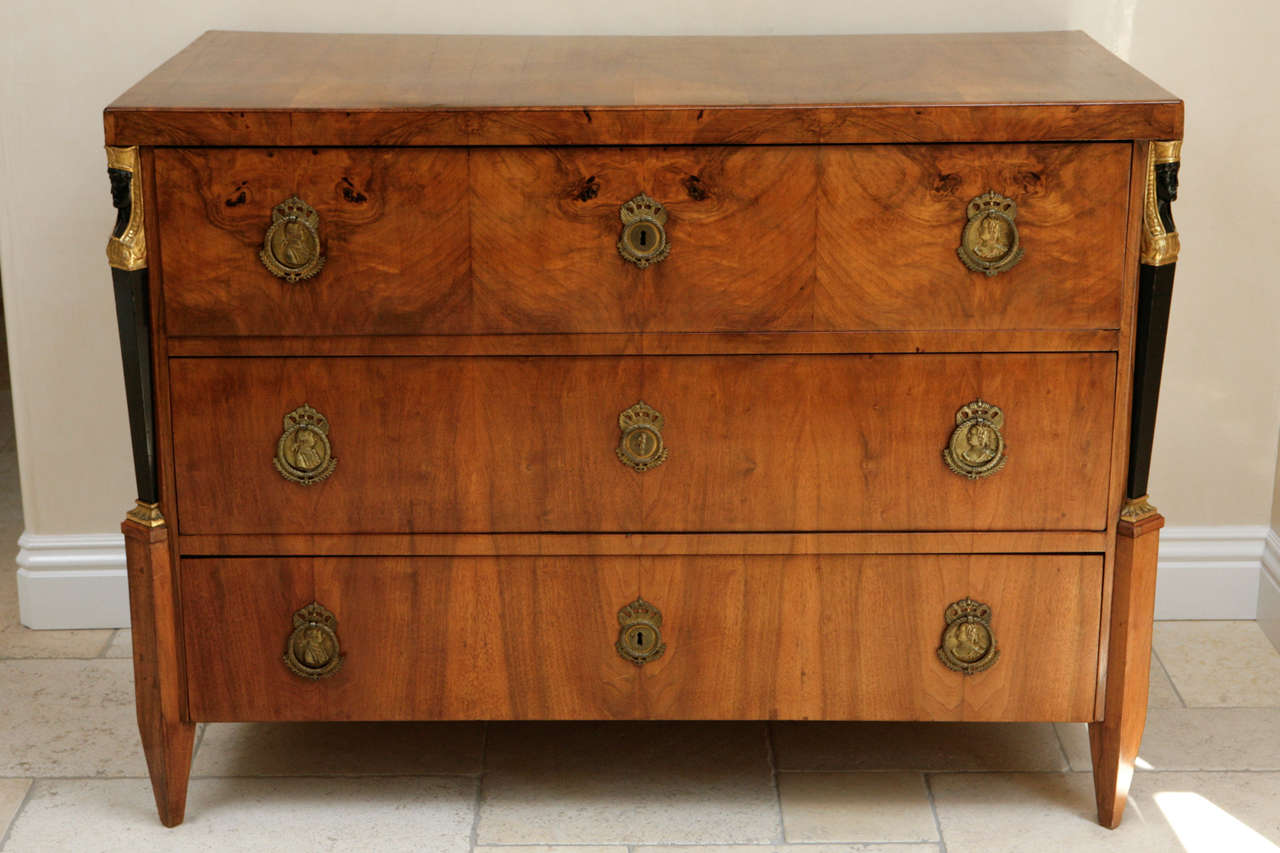 Early 19th century Northern Italian Commode with three Drawers in Burl Walnut with Figural Giltwood Motif.