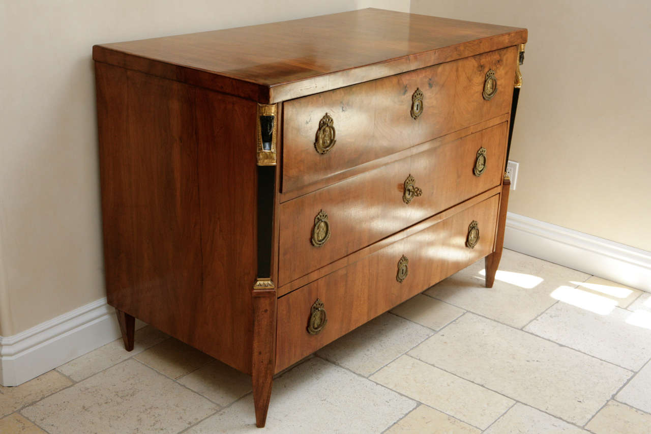 Commode italienne du 19ème siècle en noyer avec trois tiroirs Bon état - En vente à Los Angeles, CA