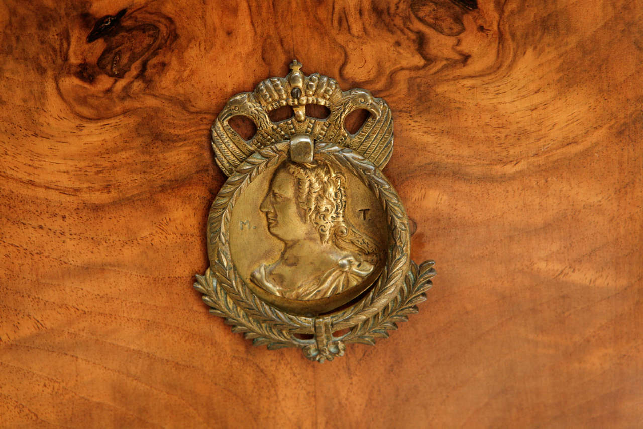 Kommode aus italienischem Nussbaumholz des 19. Jahrhunderts mit drei Schubladen im Angebot 1