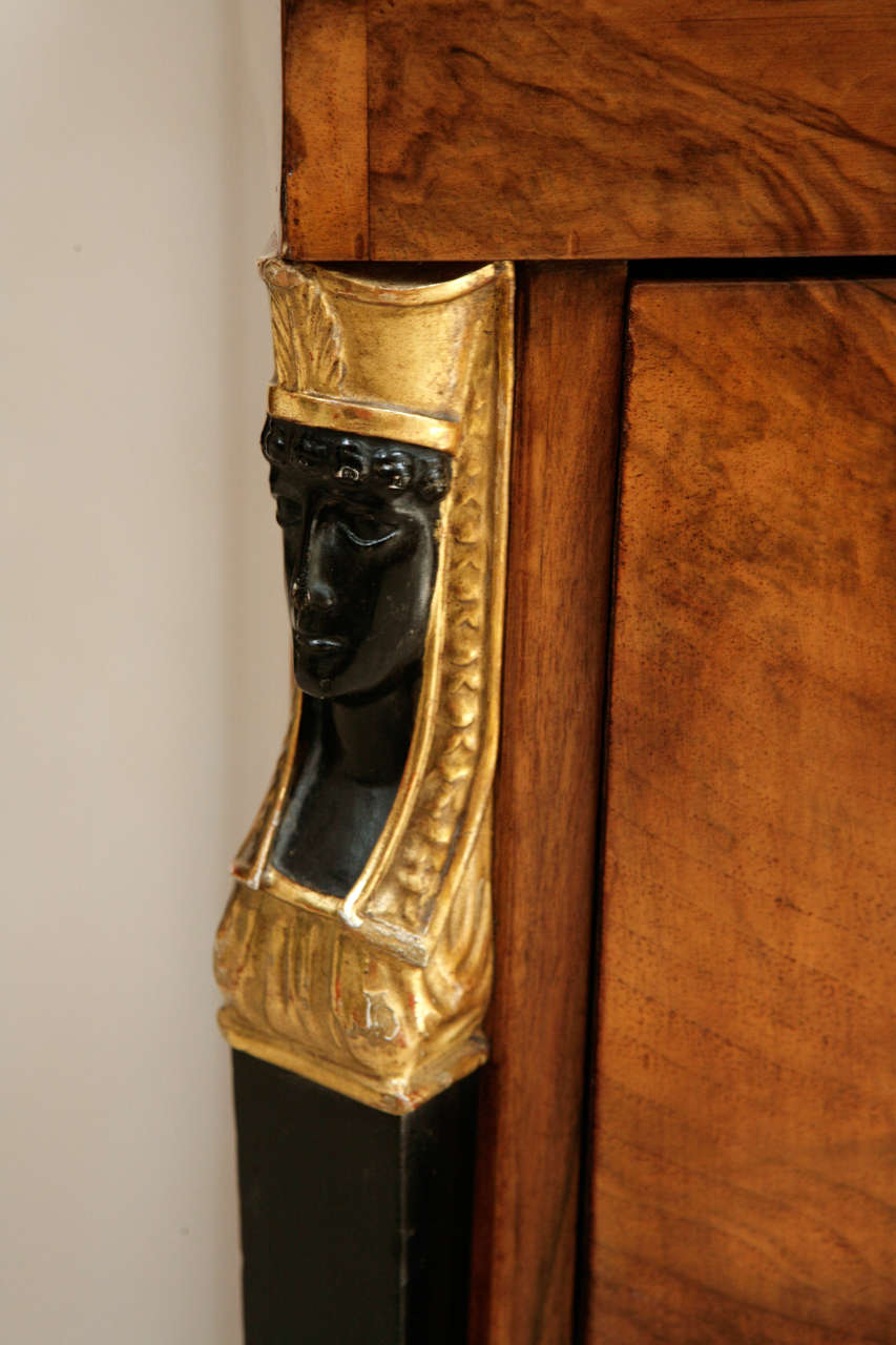 Commodo in legno di noce del XIX secolo con tre cassetti in vendita 2