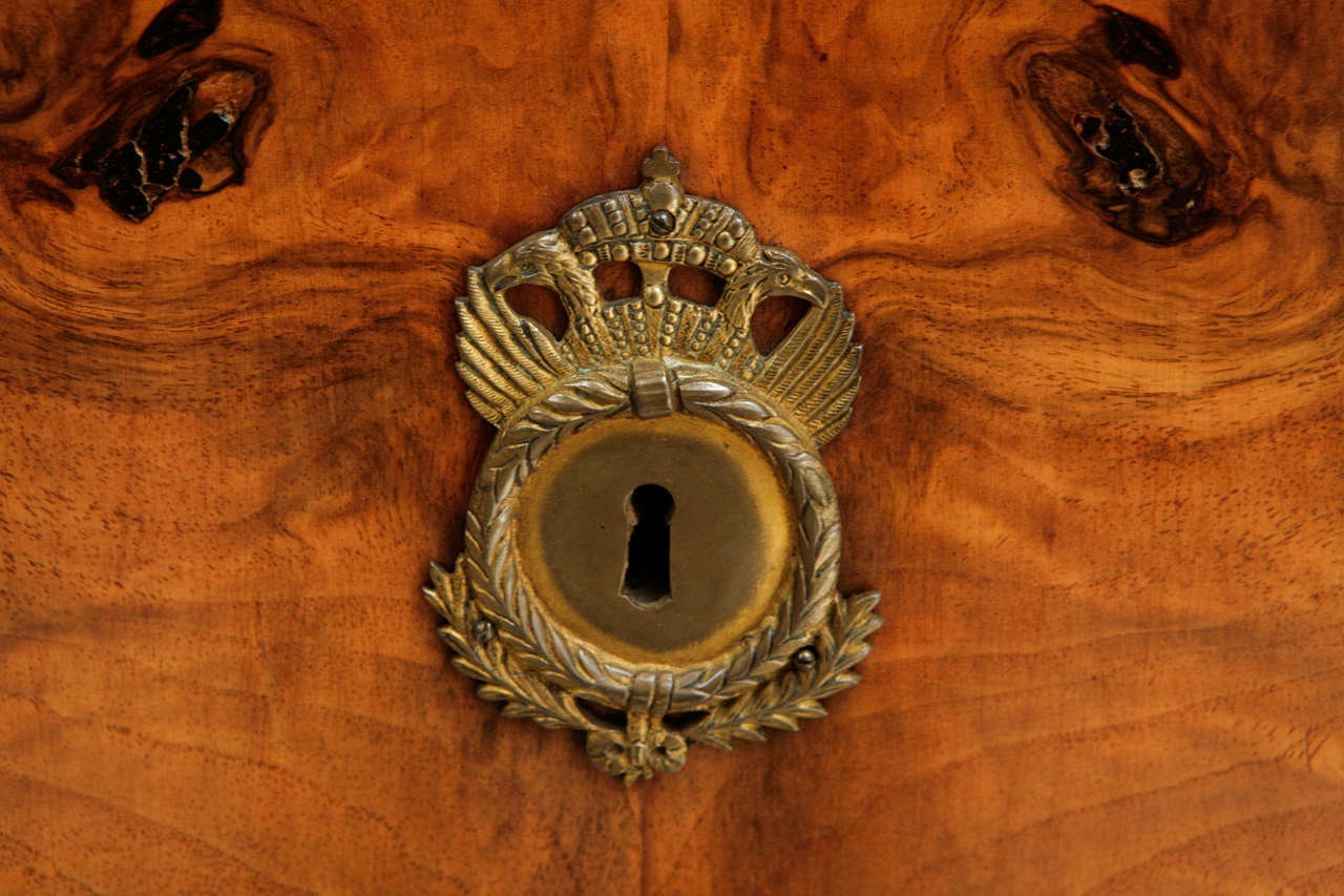 Commodo in legno di noce del XIX secolo con tre cassetti in vendita 5