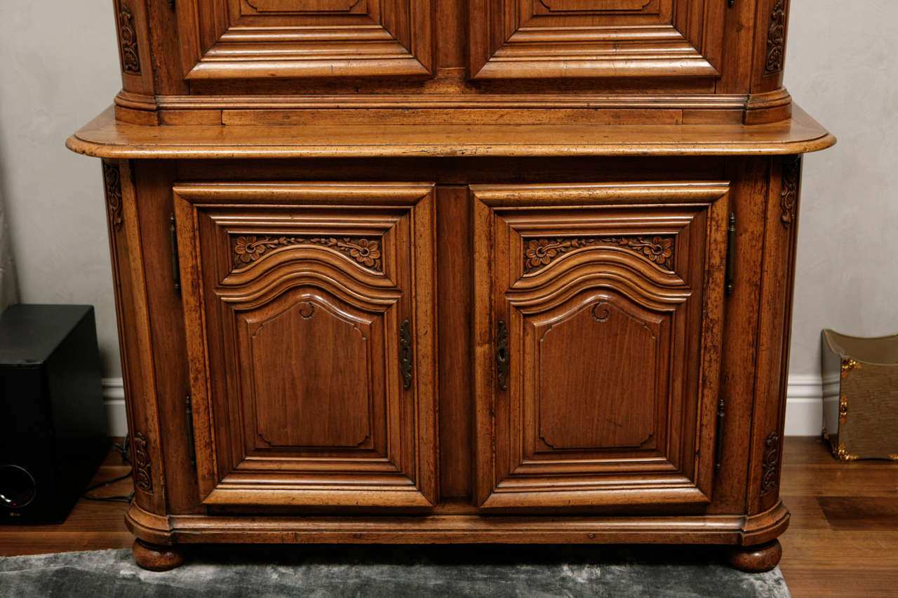 18th Century Regence Period French Walnut Two-Part Cabinet In Good Condition For Sale In Los Angeles, CA