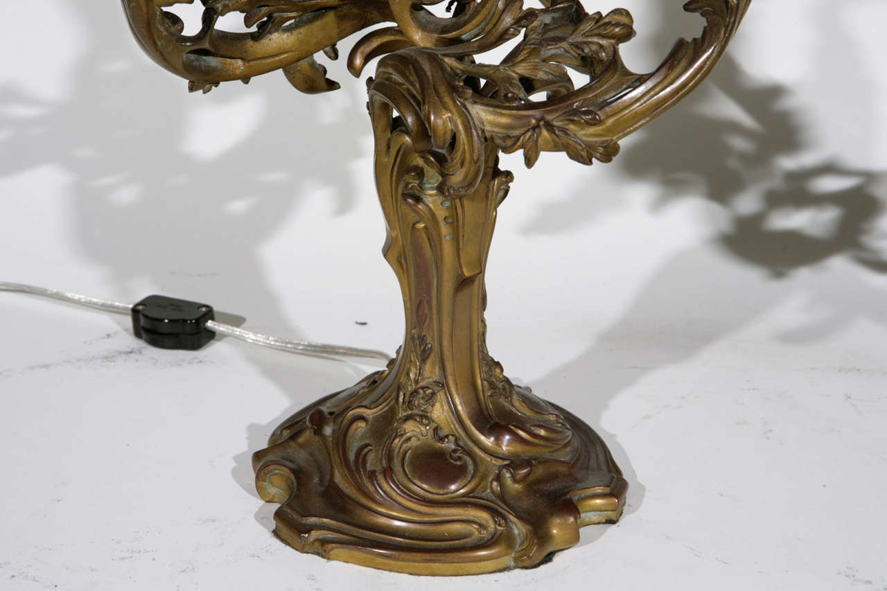 Paar aus dem 19. Französische 3-Arm-Dore-Kandelaber aus Bronze (Vergoldet) im Angebot