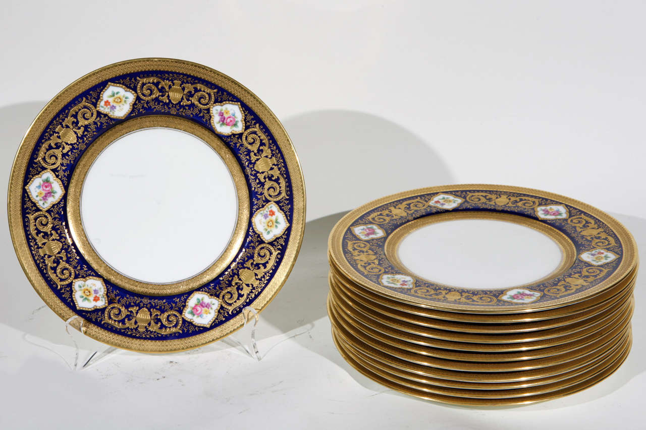 Satz von 12 englischen Cowell and Hubbard Company Plates.  Sie sind handbemalt und mit goldenen Verzierungen versehen.