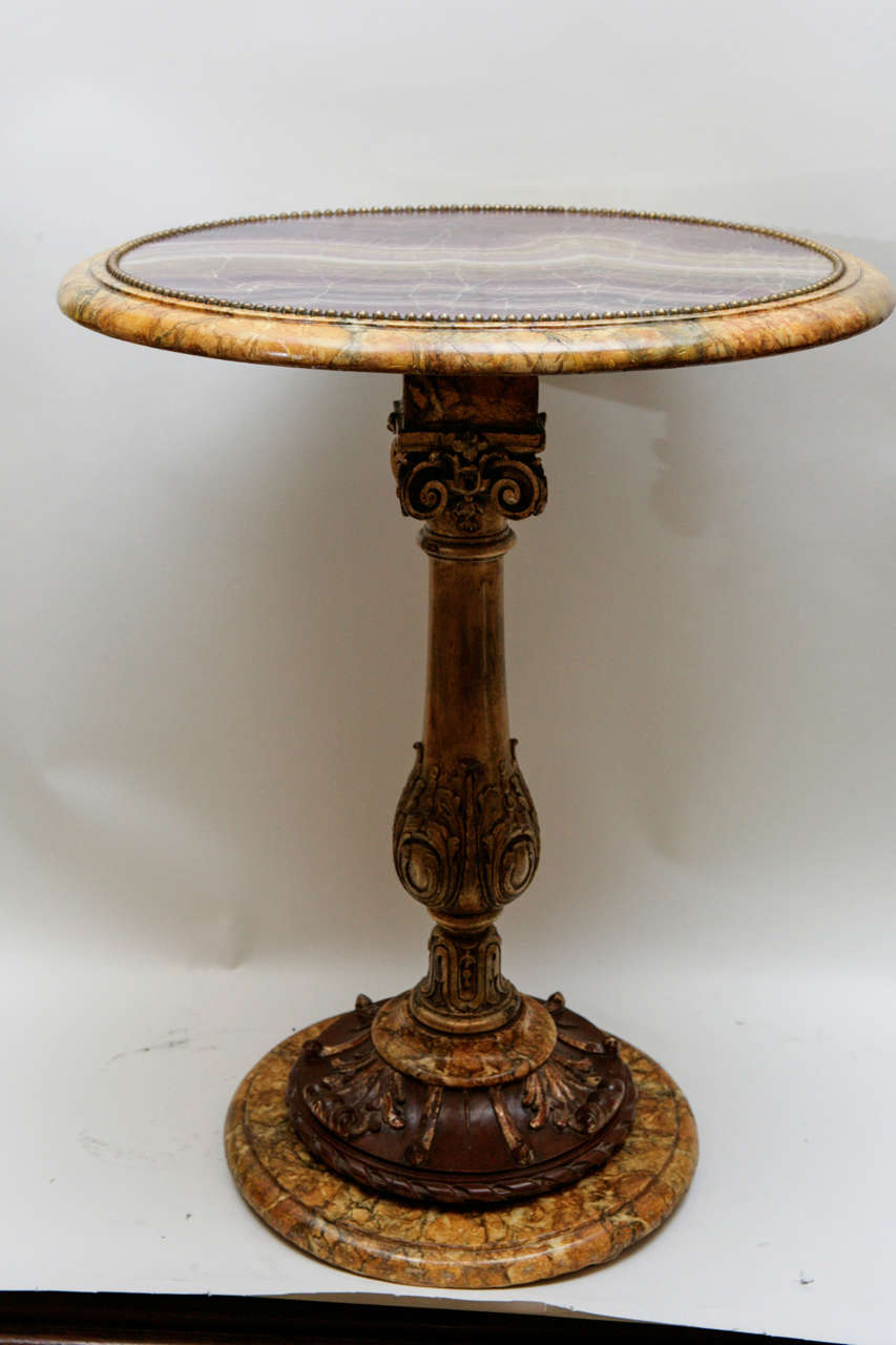 Paire de tables d'appoint rondes en bois sculpté italien du début du siècle.  Le dessus des tables est en faux marbre peint.