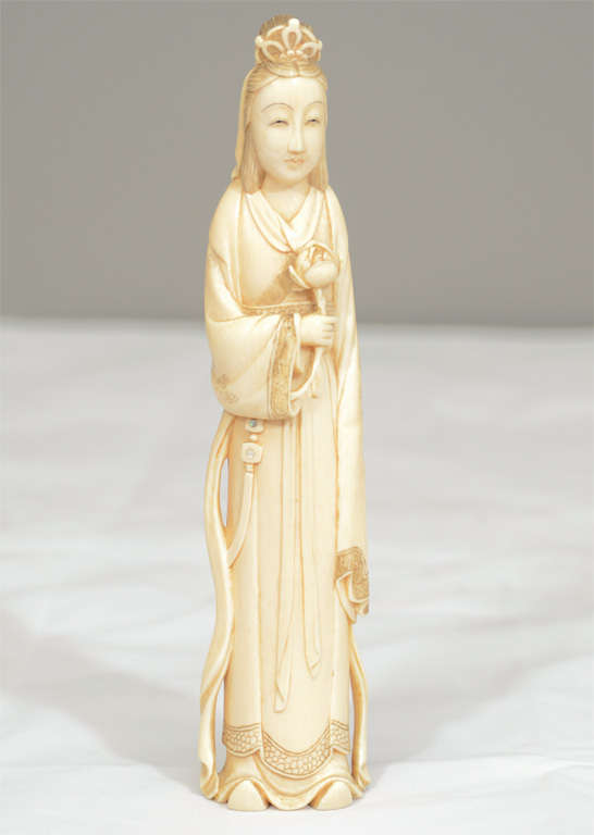 Japanische Elfenbeinfigur mit Perlmutt-Intarsien. Signiert auf der Unterseite