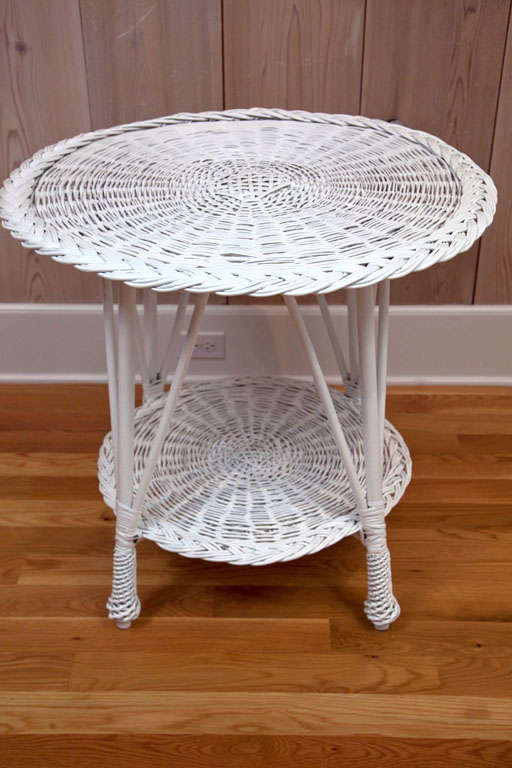 American Round Wicker Table