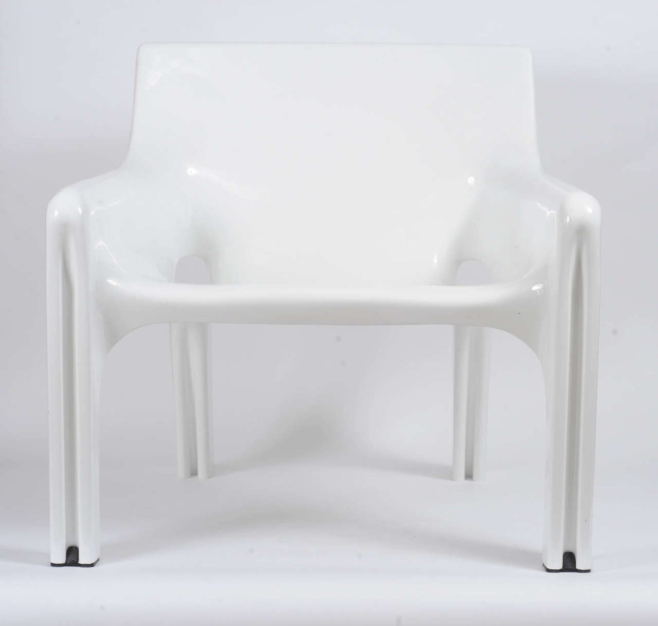 The Vicario chair was designed in 1972 by Vico Magistretti for Artemide.
